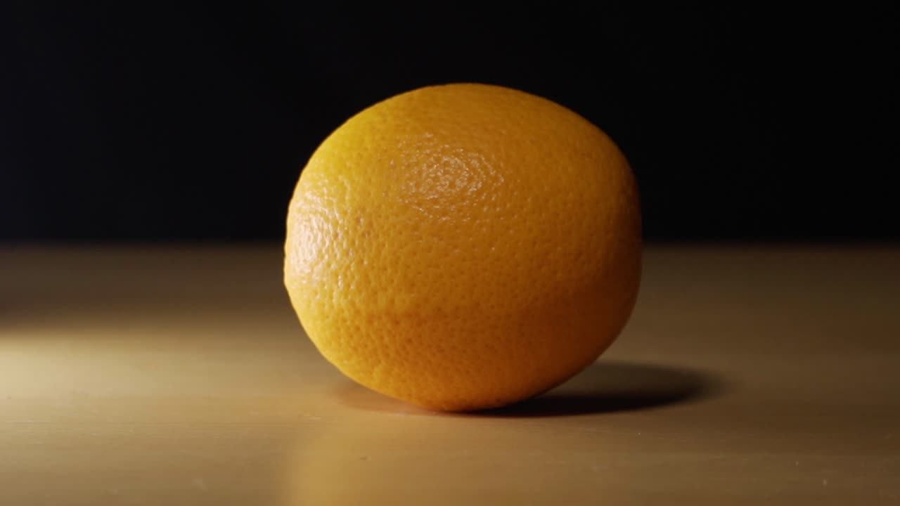 hermoso naranja en una mesa de cerca disparado con un fondo de pantalla negra