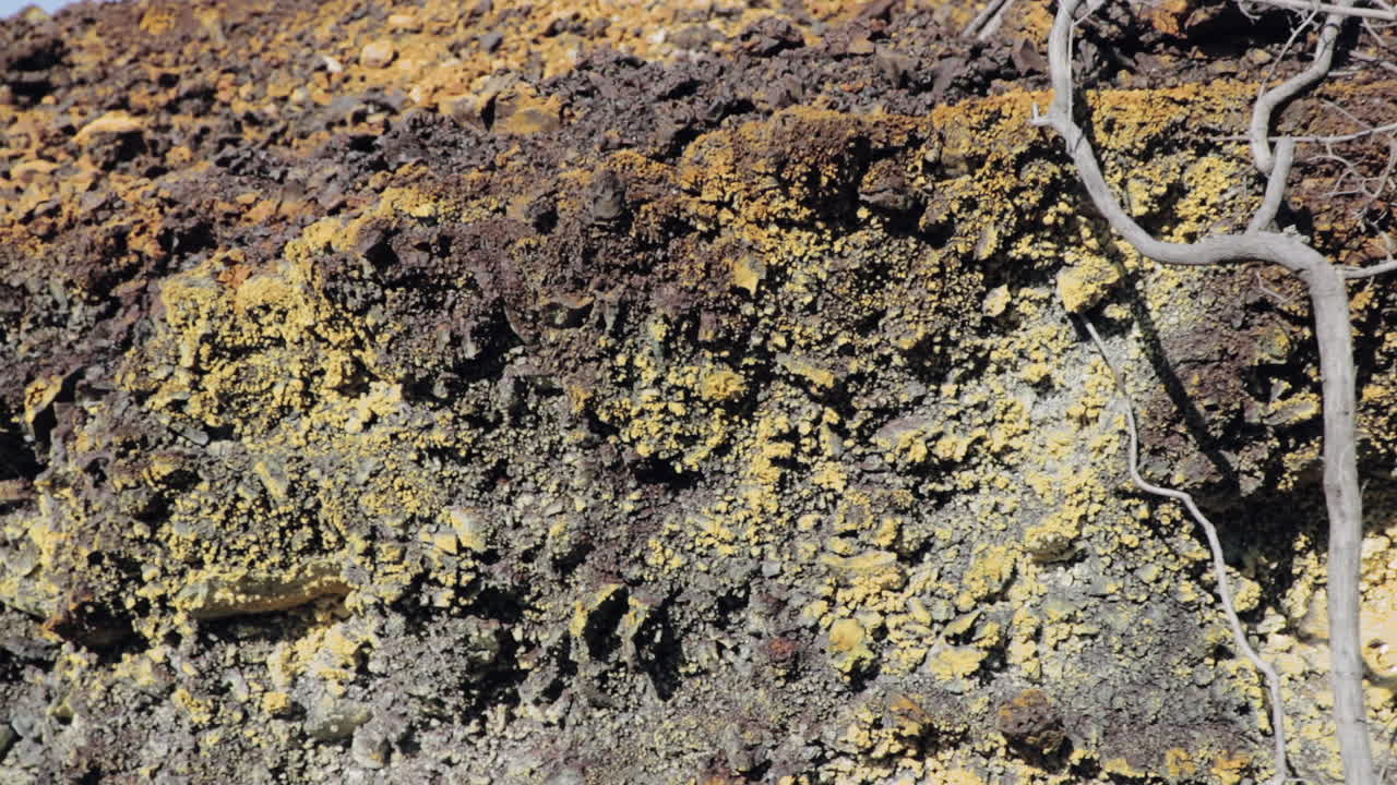 Primo piano di rocce solfidiche in una vecchia miniera di rame abbandonata di São Domingos in Portogallo.