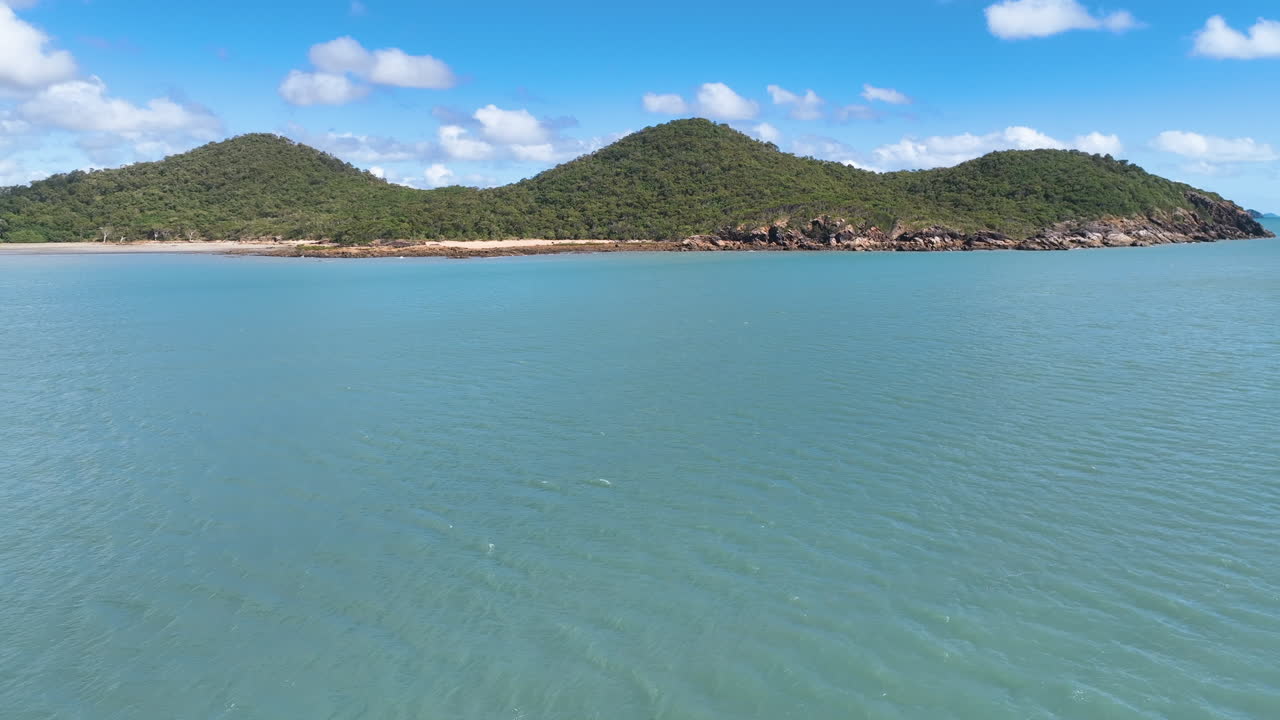 Lento kulkee Cape Hillsborough’n kansallispuiston kolmen muinaisen tulivuoren kraatterin ylitse