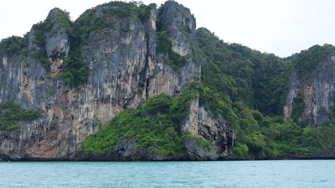 пышные скалы острова встречаются с спокойными голубыми водами
