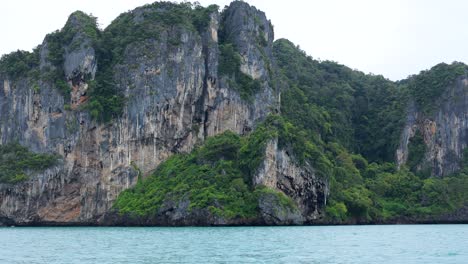 los exuberantes acantilados de la isla se encuentran con las tranquilas aguas azules