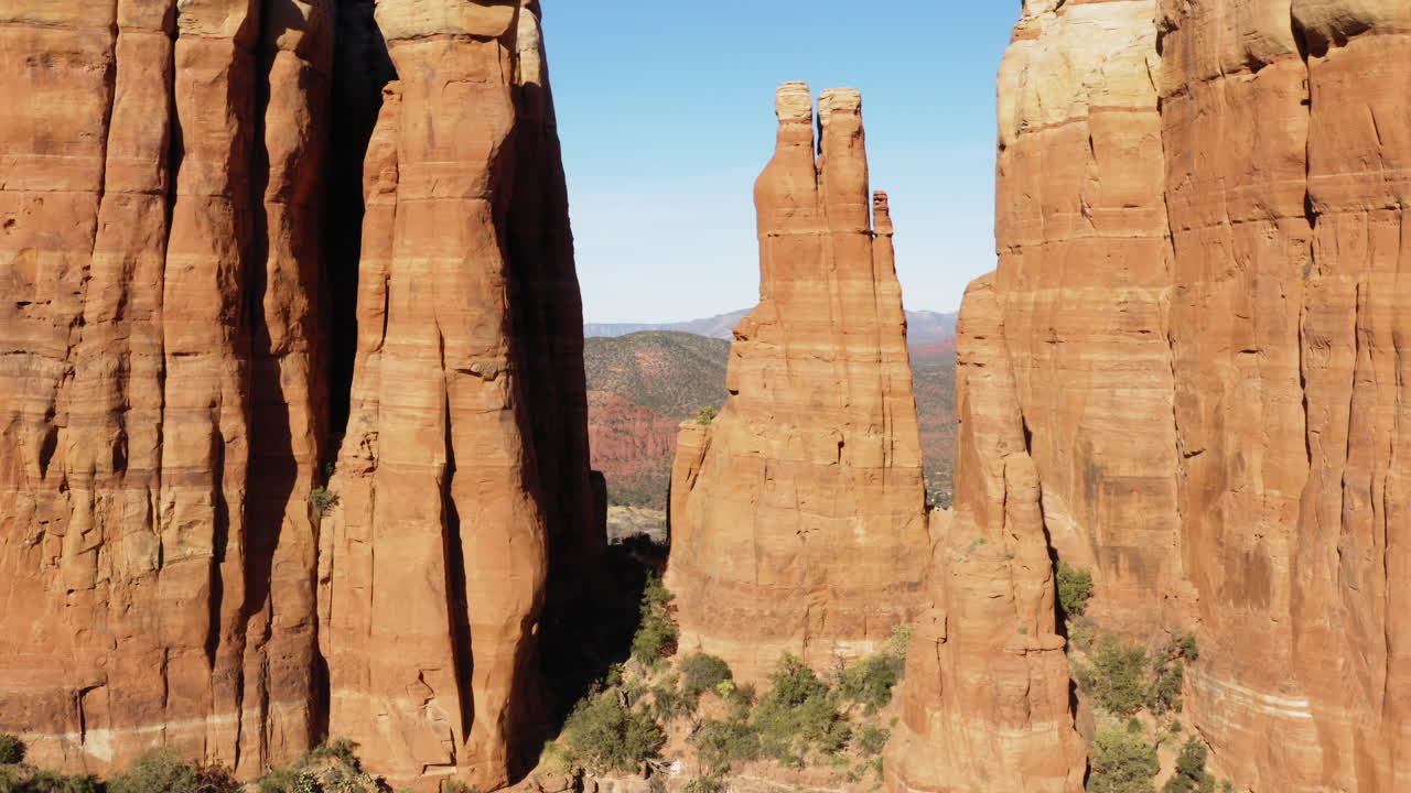 Luftfoto: Sandstensformation, bjergbutte ved Sedona, Arizona - drone flyver fremad