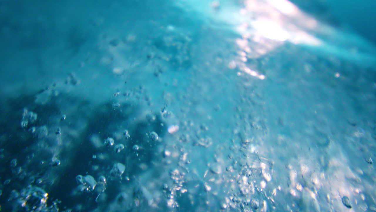 Primo piano di ghiaccio di ghiacciaio che si scioglie in Svizzera, acqua serena e blu.