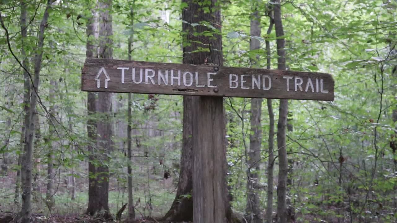Il cartello all'inizio del sentiero Turnhole Bend Trail nel Parco nazionale Mammoth Cave in Kentucky