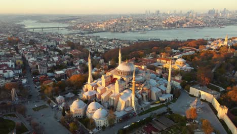 la ciudad más grande de turquía al amanecer. vista aérea de la mezquita de hagia sophia y vista de estambul durante el día