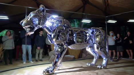escultura de león mecánica