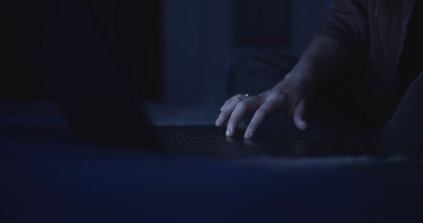Donna che scorre un touchpad sul laptop