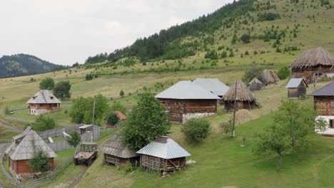 Erstaunliches-Traditionelles-Altes-Serbisches-Bauerndorf,-Ticje-Polje-Am-Hang,-Antenne