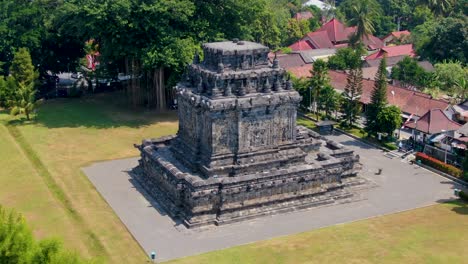 Majestuoso-Edificio-Histórico-De-Piedra-Del-Templo-De-Mendut,-Vista-De-órbita-Aérea