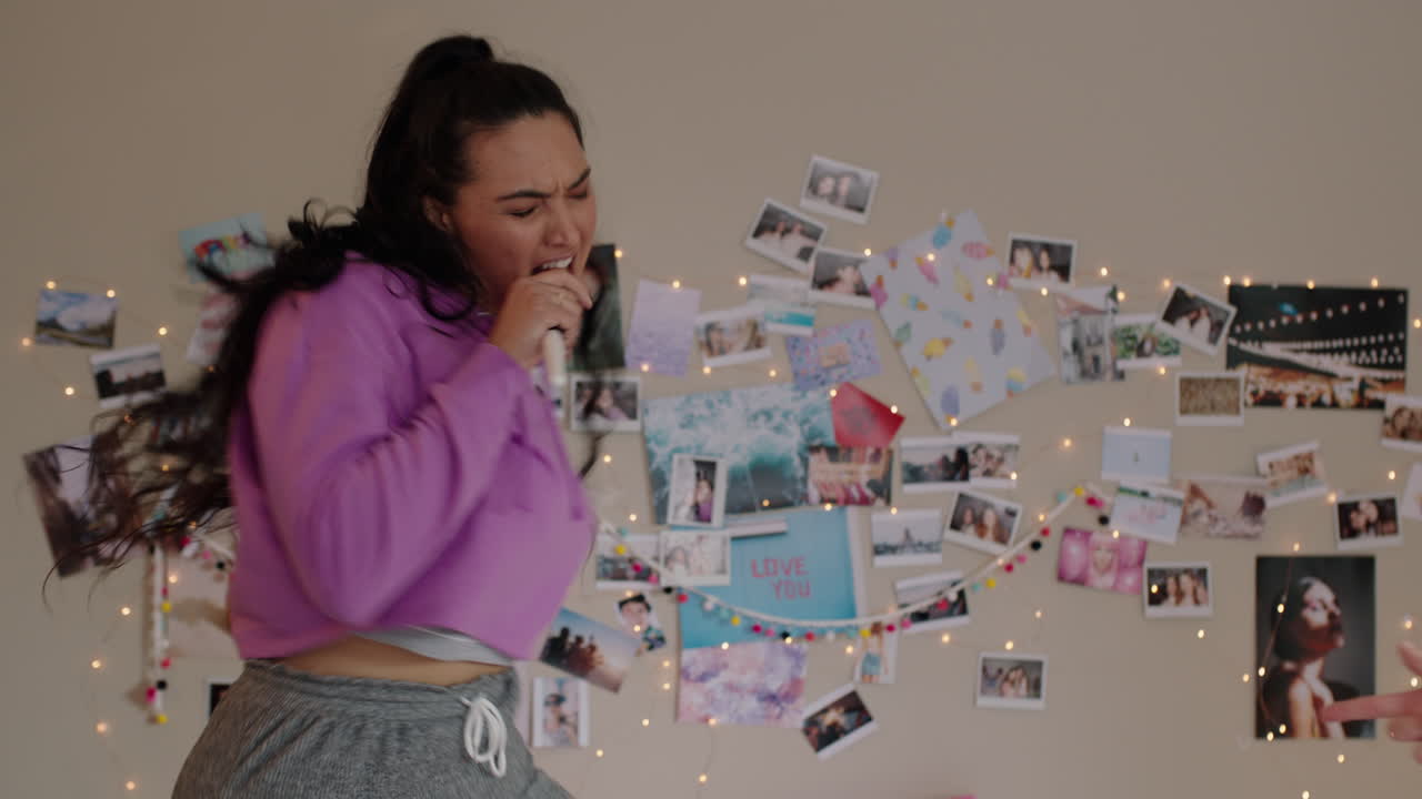 adolescentes felices bailando en el dormitorio mejores amigas divirtiéndose disfrutando de bailes locos celebrando el fin de semana de vacaciones en casa con pijama