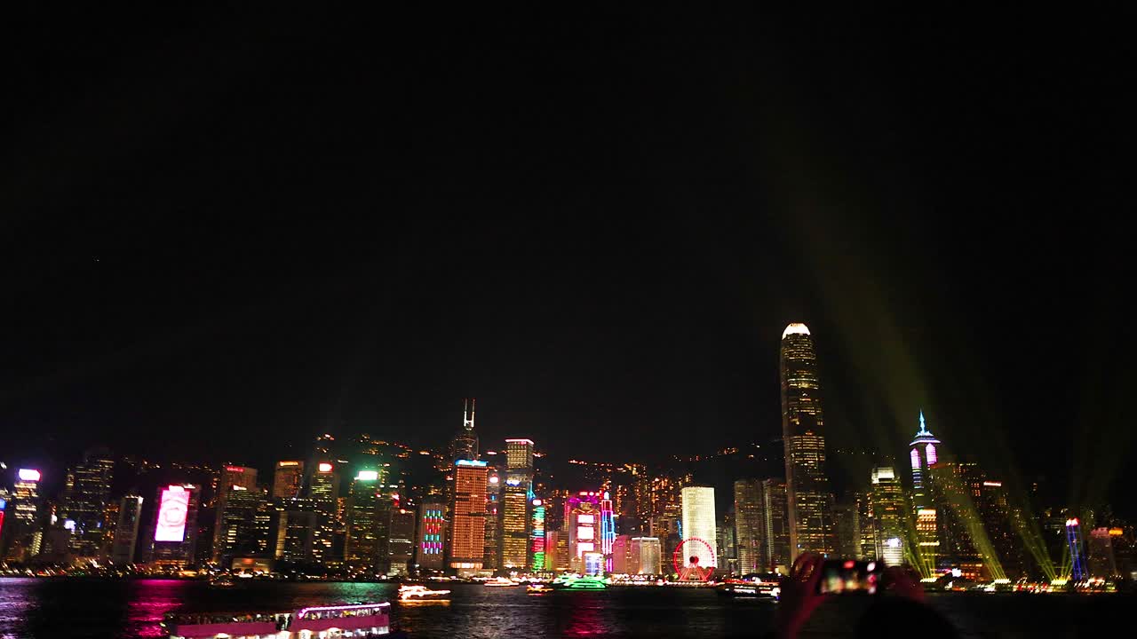 красочные огни освещают знаковый горизонт гонконга