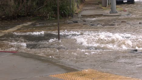 Inundación-De-Carreteras-En-Una-Calle-Muy-Transitada