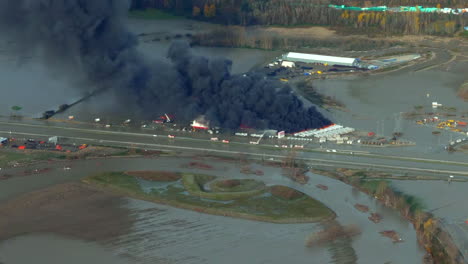 Remolques-Rv-Ardiendo-En-Patio-De-Almacenamiento-En-Medio-De-Inundaciones-Masivas-Y-Deslizamientos-De-Tierra-En-Columbia-Británica,-Canadá