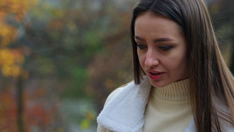 mujer en el parque de otoño