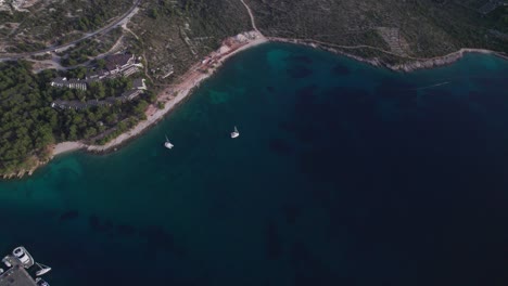 Veleros-Anclados-Cerca-De-La-Playa-En-La-Costa-Croata,-Antena