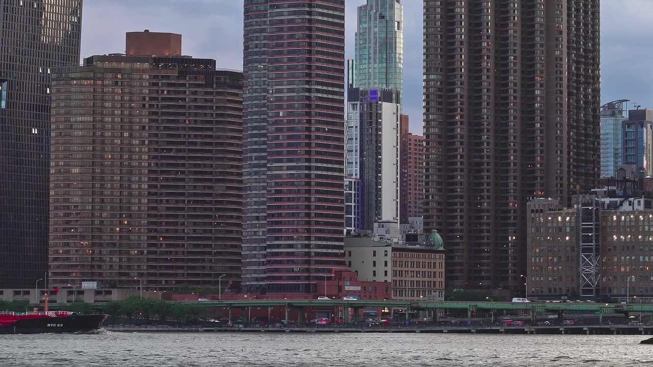Vista de edificios a lo largo de la ribera en Nueva York durante el crepúsculo.