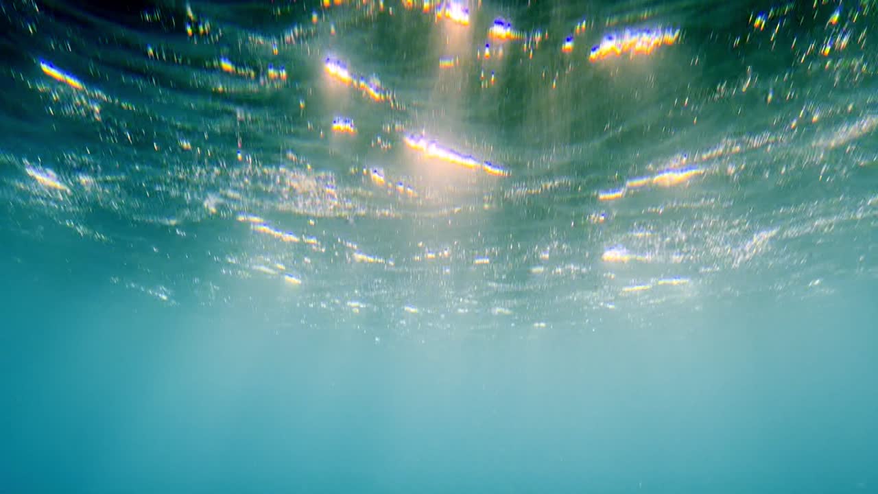 해양 표면을 통해 태양 광선 반사