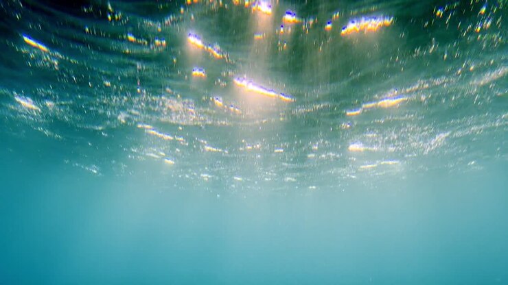 sonnenstrahlreflektionen durch die oberfläche des ozeans