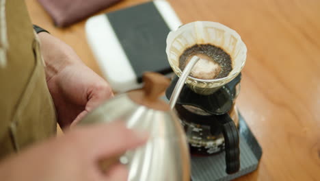 Barista-Pov-Beim-Zubereiten-Von-Filterkaffee