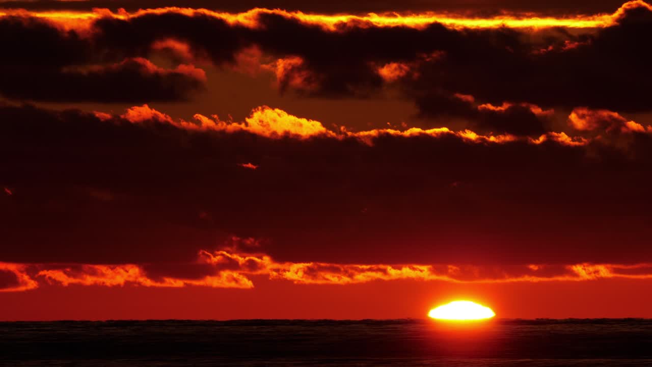 Malerischer Blick auf den Sonnenuntergang. Zeitraffer.