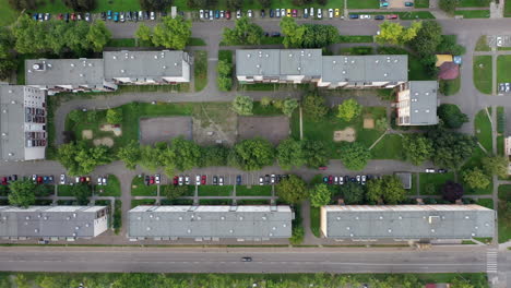 vista aérea en movimiento ciudad hungría ózd en verano