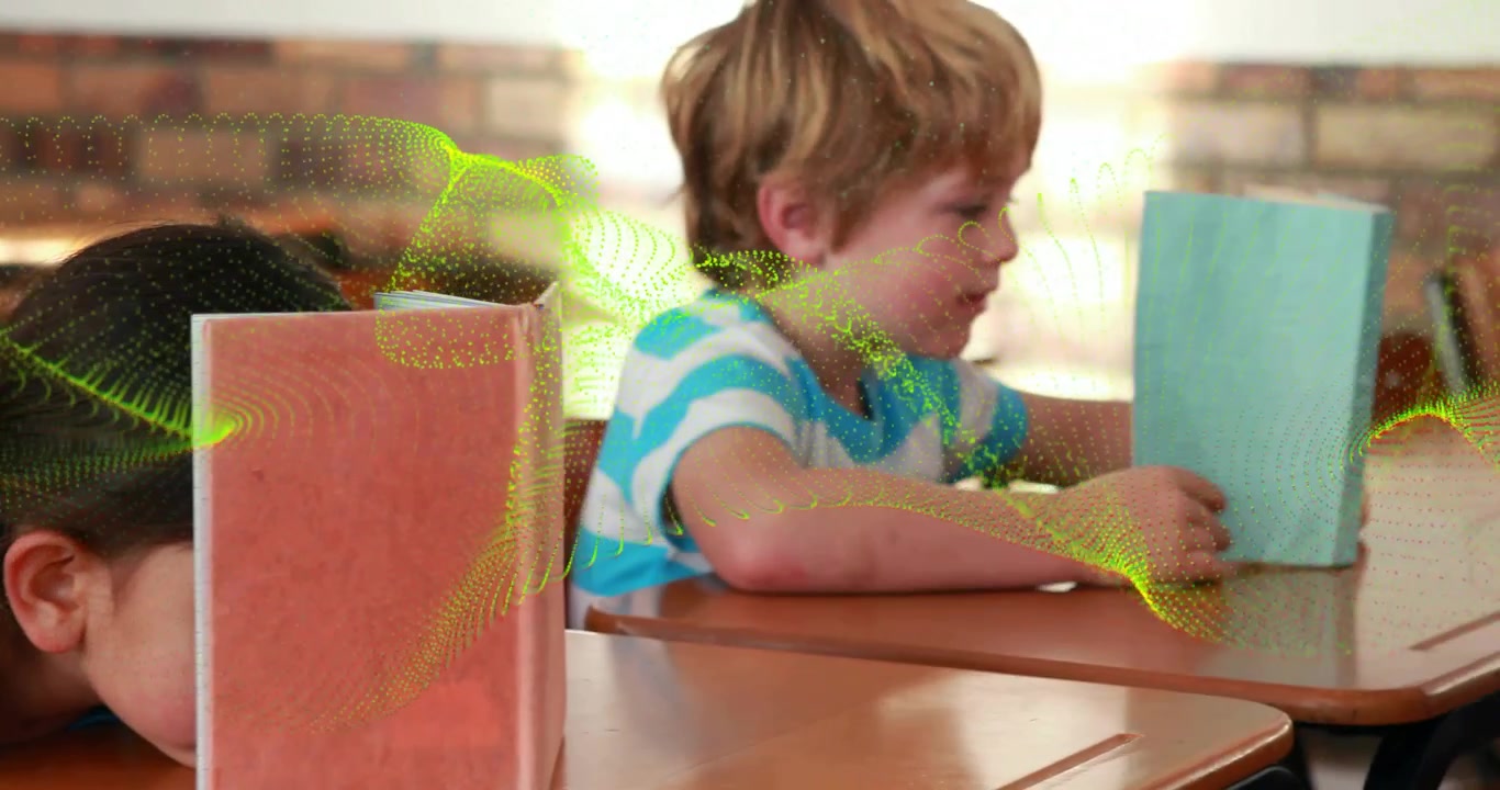 Niño levantando un libro azul mientras una superposición verde se extiende por el escritorio, con una niña descansando detrás de un divisor, estudiando.