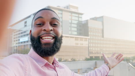 Cara-De-Influencer-Africano-Haciendo-Un-Video-Afuera