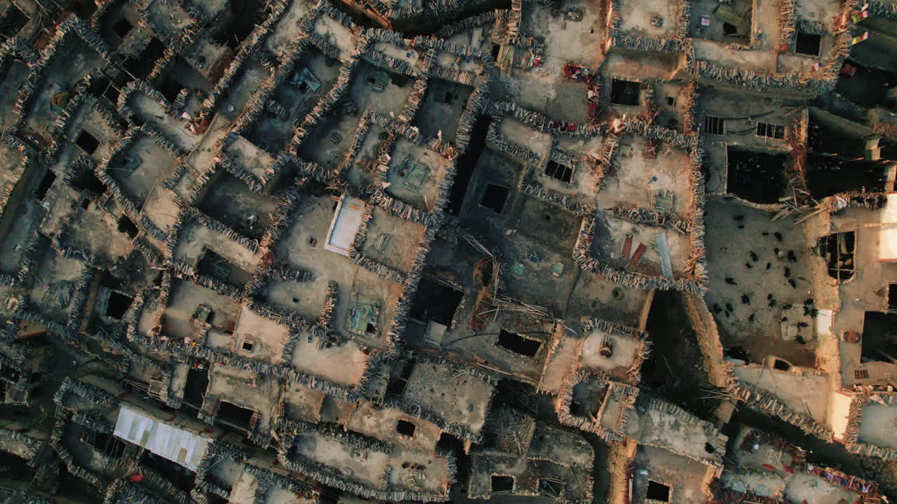 Un'affascinante vista aerea mostra il villaggio di Thange, il suo stile di vita unico e gli accattivanti design delle case nell'Upper Mustang, Nepal. Il fascino di questo villaggio dell'area dell'Annapurna in questo filmato drone dall'alto.
