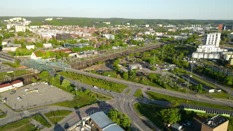 Carretera-Tranquila-Y-Vía-Férrea-En-La-Ciudad-De-Gdansk-Durante-Una-Pandemia-Con-Edificios-De-Gran-Altura-En-Polonia