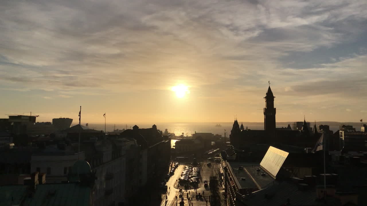 tramonto sull'orizzonte della città vecchia di helsingborg