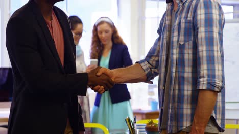 ejecutivos de negocios hombres estrechando la mano