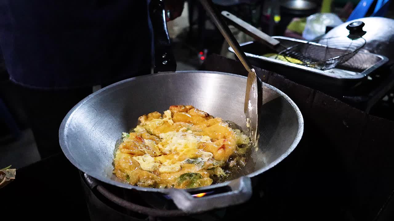 Cucinare una frittata in una bancarella di street food