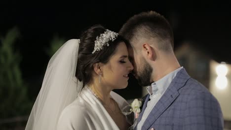 Pareja-De-Novios-En-La-Noche.-Encantadores-Novios.-Familia-Feliz