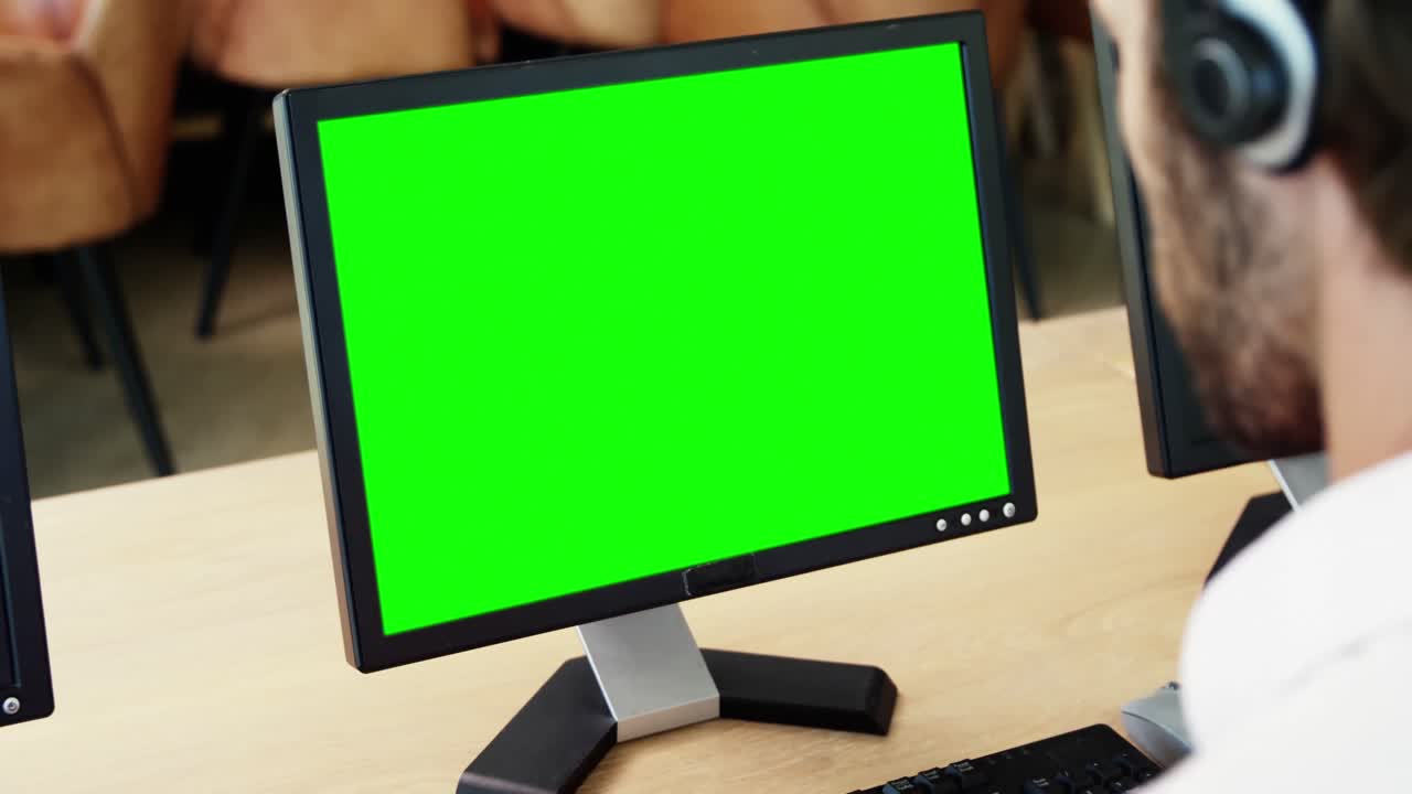 ejecutivos de servicio al cliente que trabajan en el escritorio