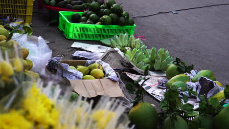 mercado de alimentos local de asia con frutas y verduras tropicales, cadena alimentaria y concepto de inflación