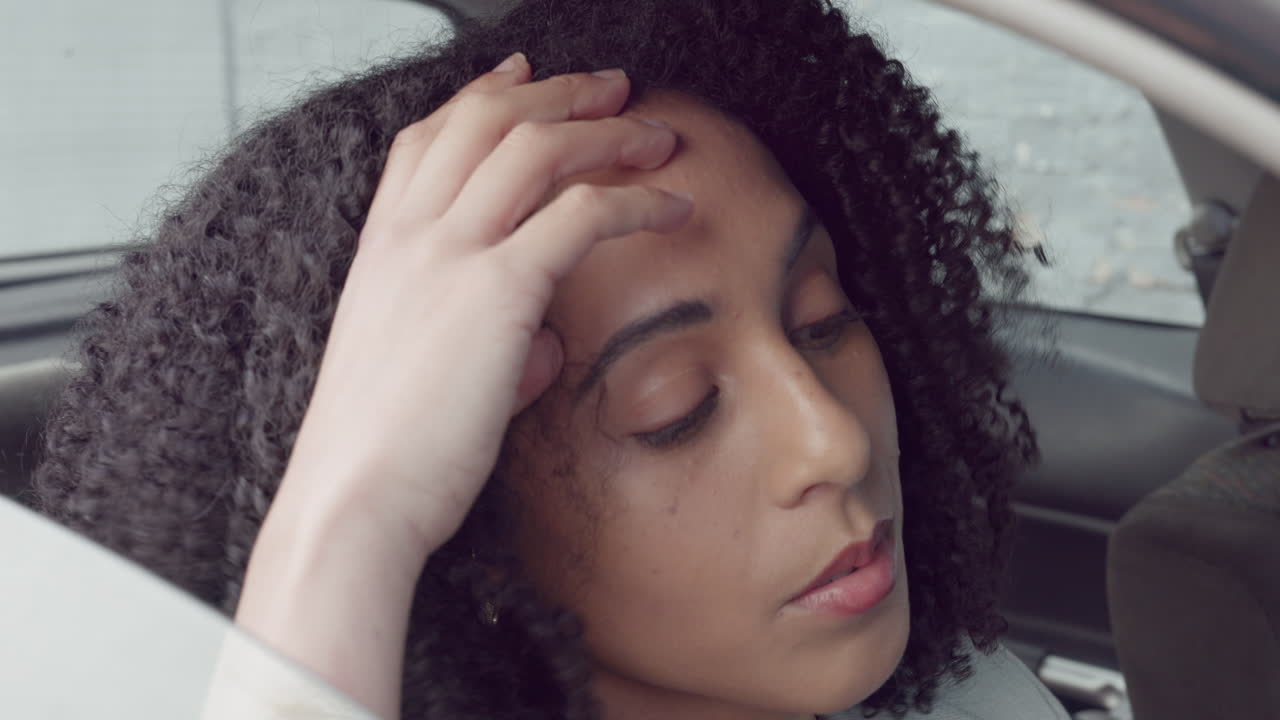 frustrada, estresada y mujer de negocios en el coche