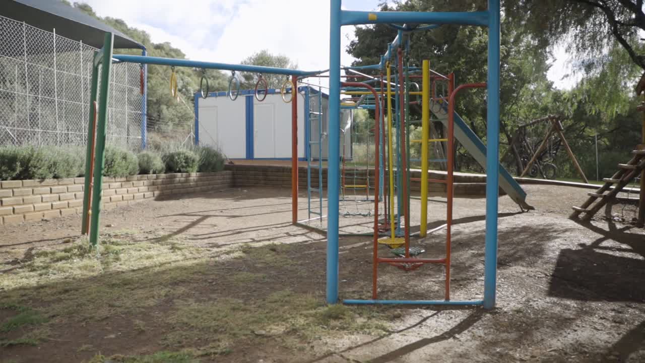parque infantil al aire libre en el centro de la ciudad