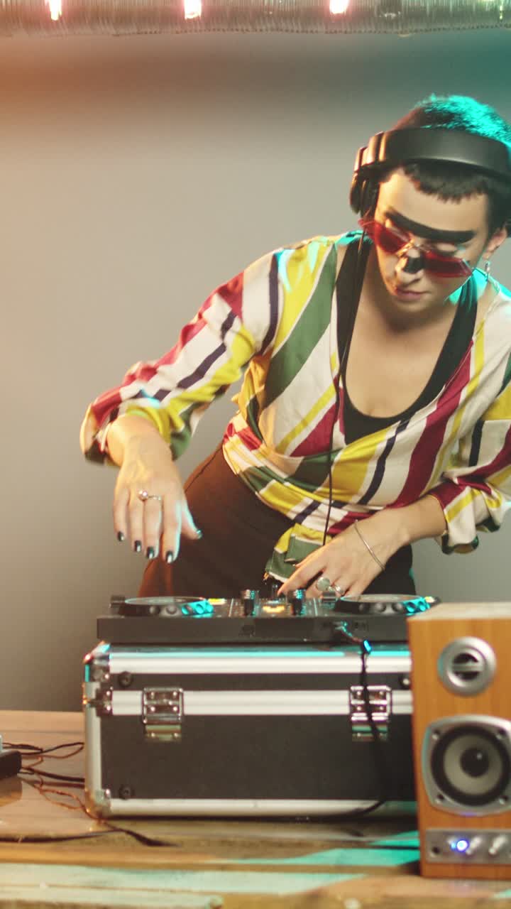 Video verticale di un mixer da DJ che utilizza giradischi moderni per esibizioni in discoteca