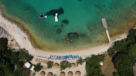 Frente-A-La-Playa-Vacía-En-Korcula-Croacia-En-Verano---Toma-Aérea