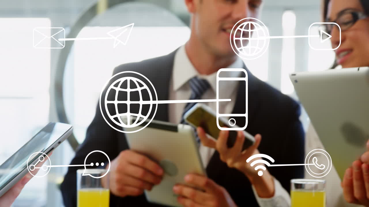 animación de iconos sobre diversas personas de negocios que utilizan teléfonos inteligentes y tabletas en la reunión.