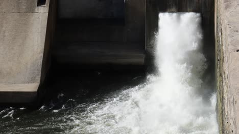 liberación secuencial de agua de una estructura de presa