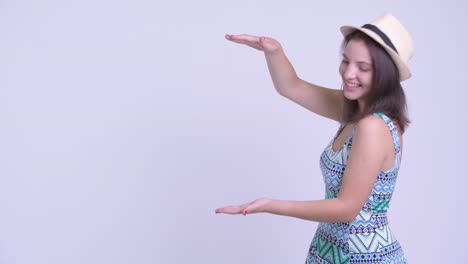 joven y hermosa turista feliz