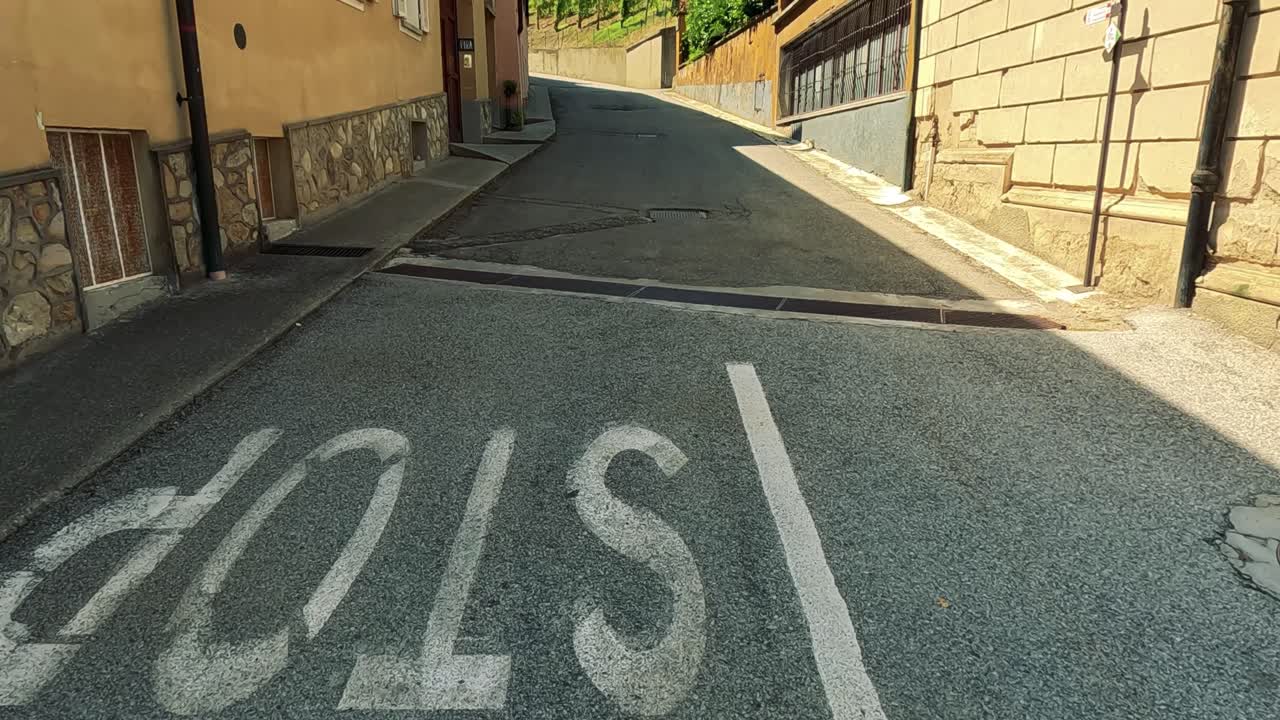 이탈리아 쿠네오의 평온한 거리 풍경