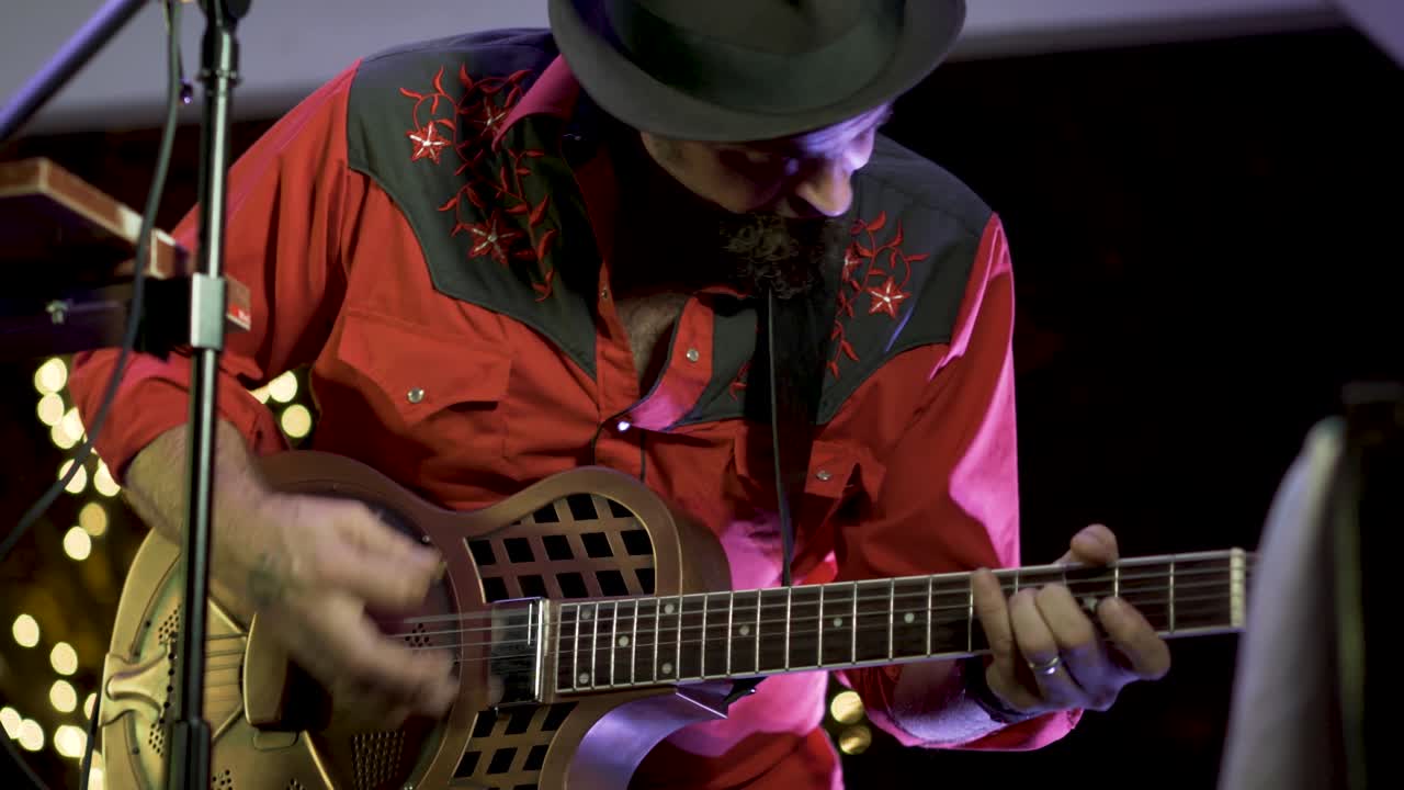 Musiker spiller guitar på scenen
