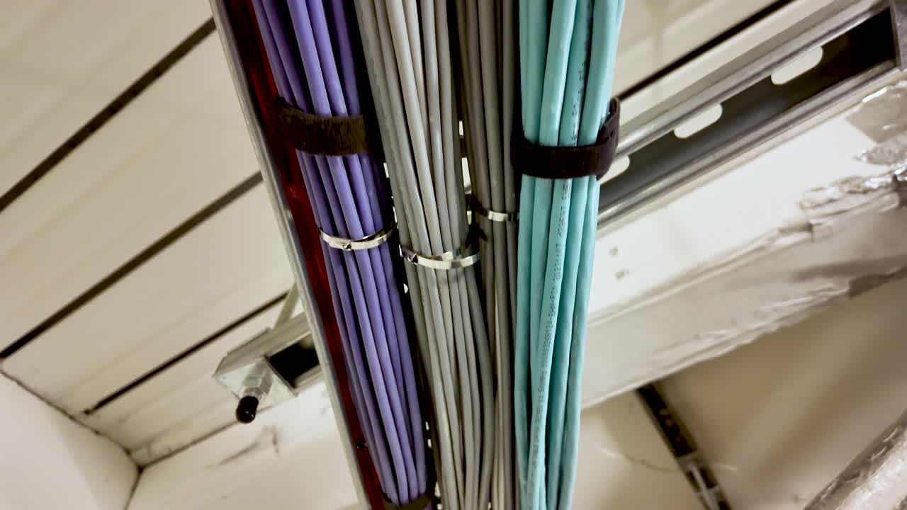 Bunker af netværkskabler installeret i et datacenter eller en kontorbygning