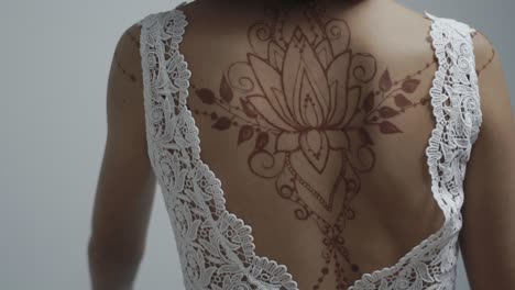 tatuaje de henna en la espalda de la mujer