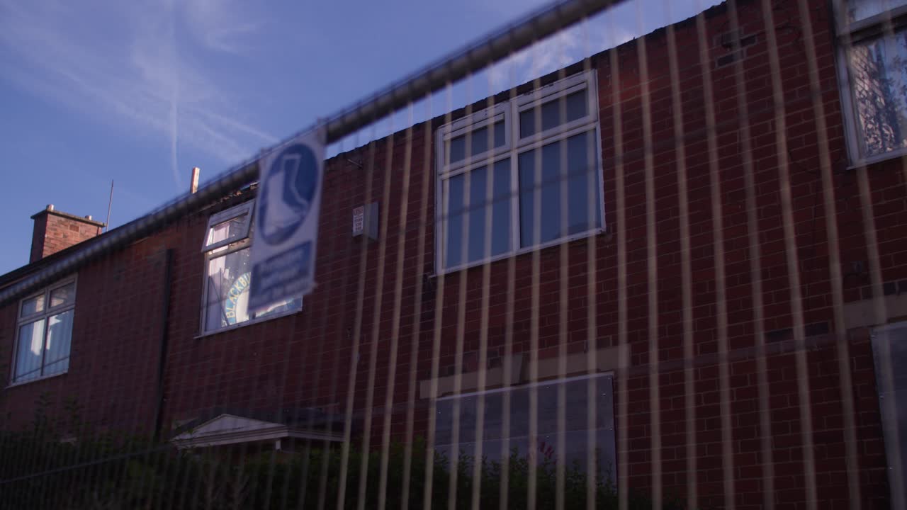 casa dañada por el fuego en blackburn