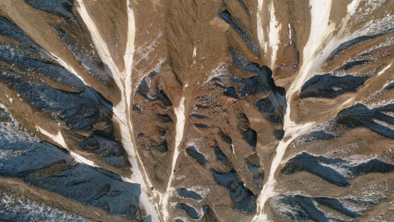 vista aérea de un cañón cubierto de nieve