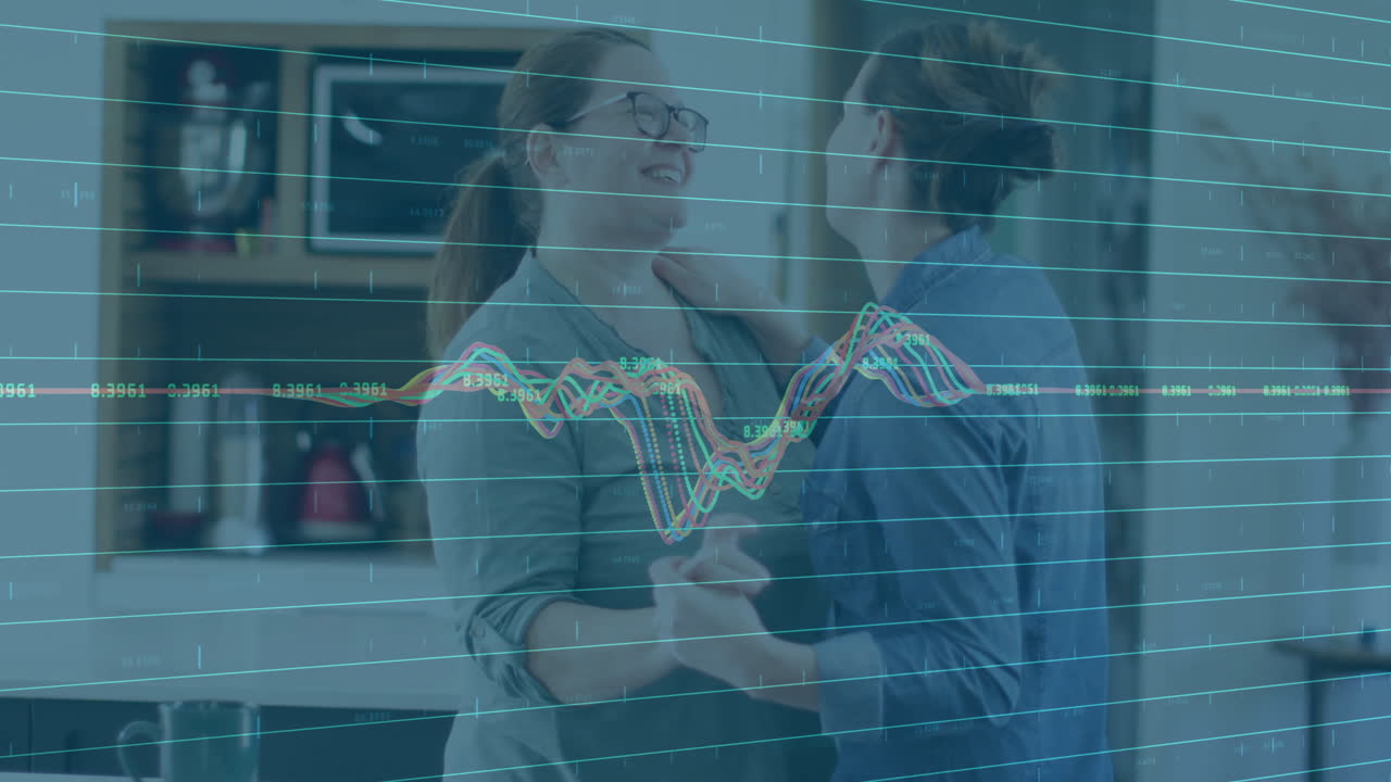 pareja sonriente bailando en la cocina con animación de procesamiento de datos sobre ellos