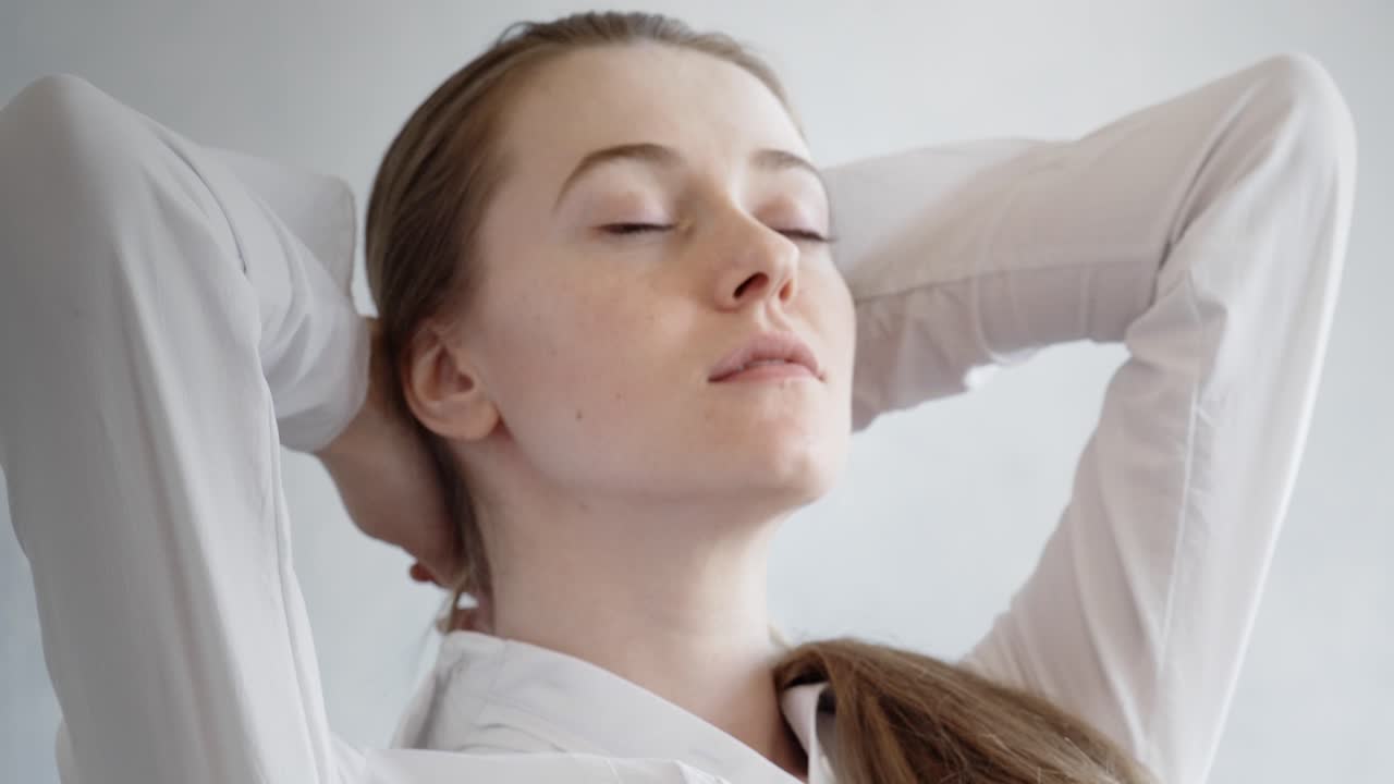 여자가 휴식을 취하고